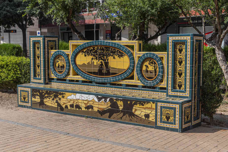 Castelló de la Plana 32 - parque Ribalta - banco de cerámica